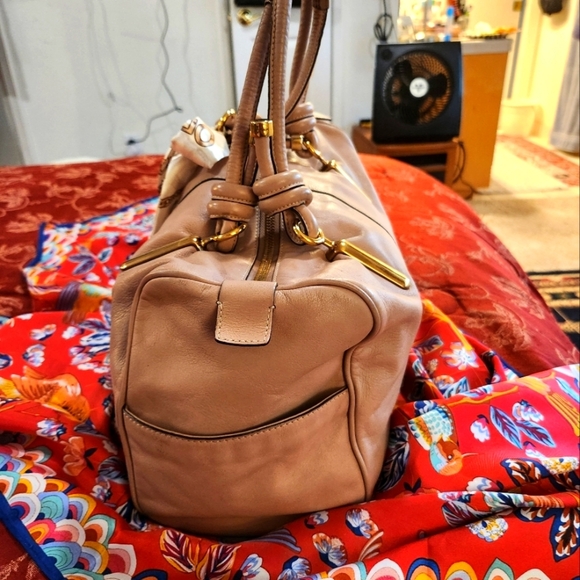 CHLOE Tan Shoulder Bag with Gold Accents - Picture 6 of 13